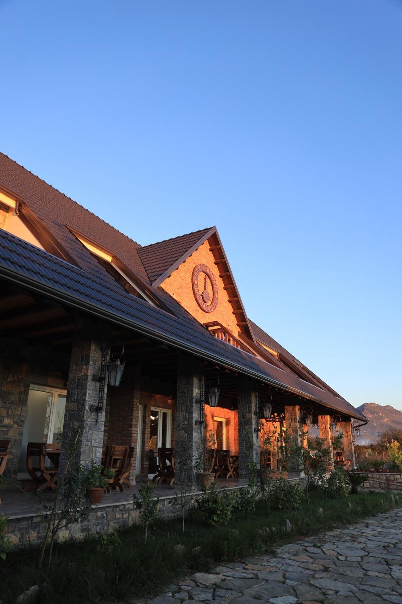 Lahuta E Vjeter Agroturizem Hotel Lac Exterior photo