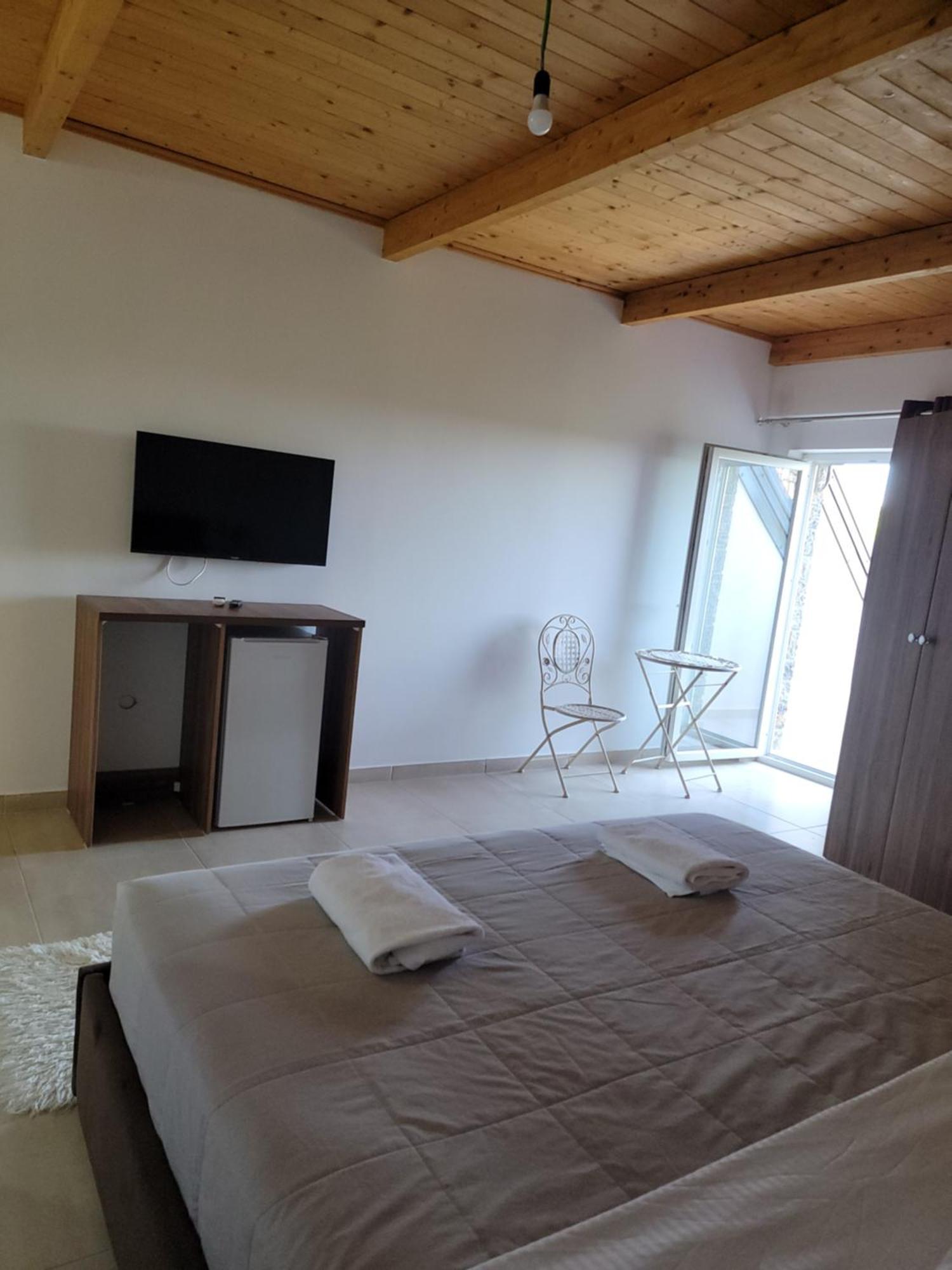 Lahuta E Vjeter Agroturizem Hotel Lac Exterior photo