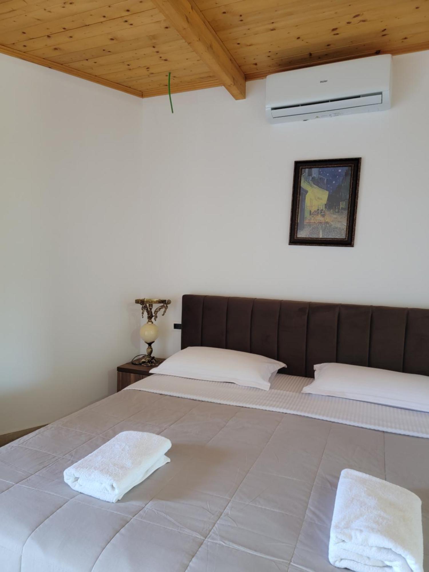 Lahuta E Vjeter Agroturizem Hotel Lac Exterior photo