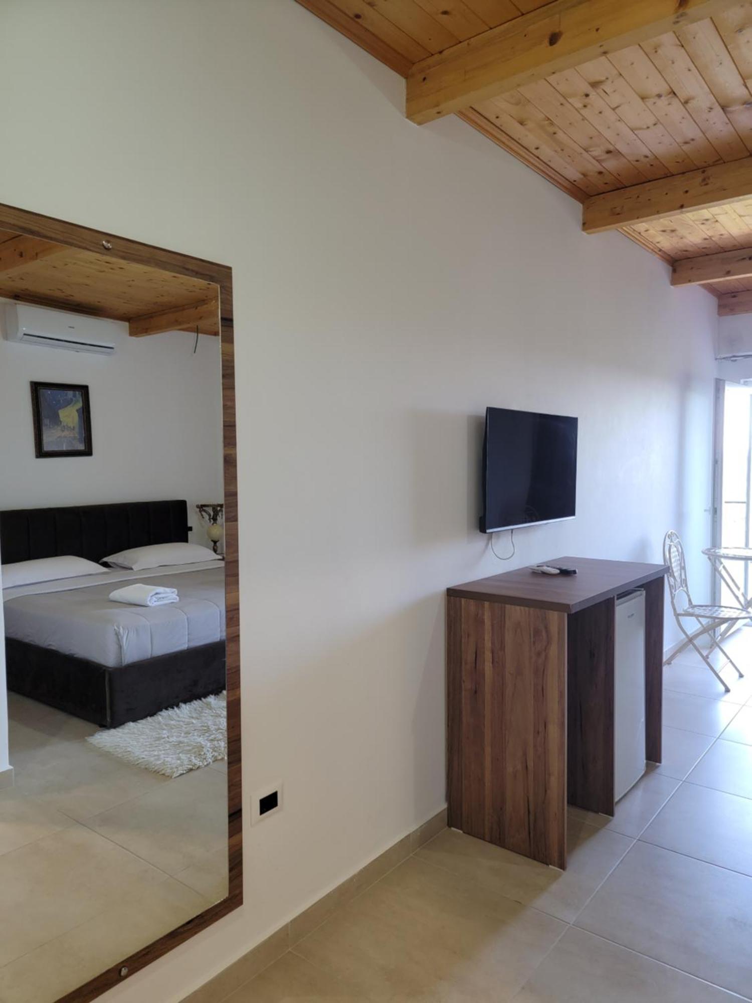 Lahuta E Vjeter Agroturizem Hotel Lac Exterior photo