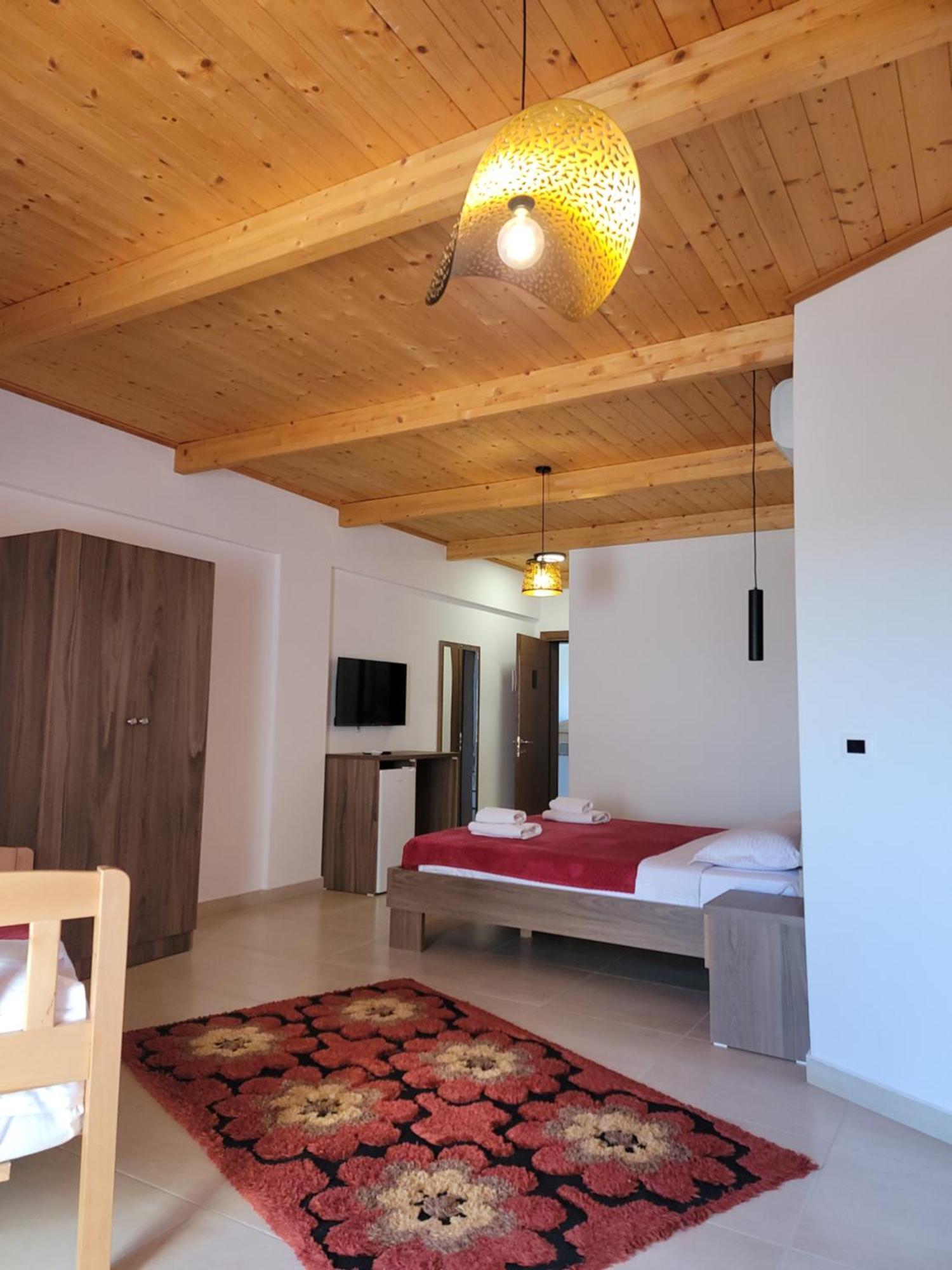 Lahuta E Vjeter Agroturizem Hotel Lac Exterior photo
