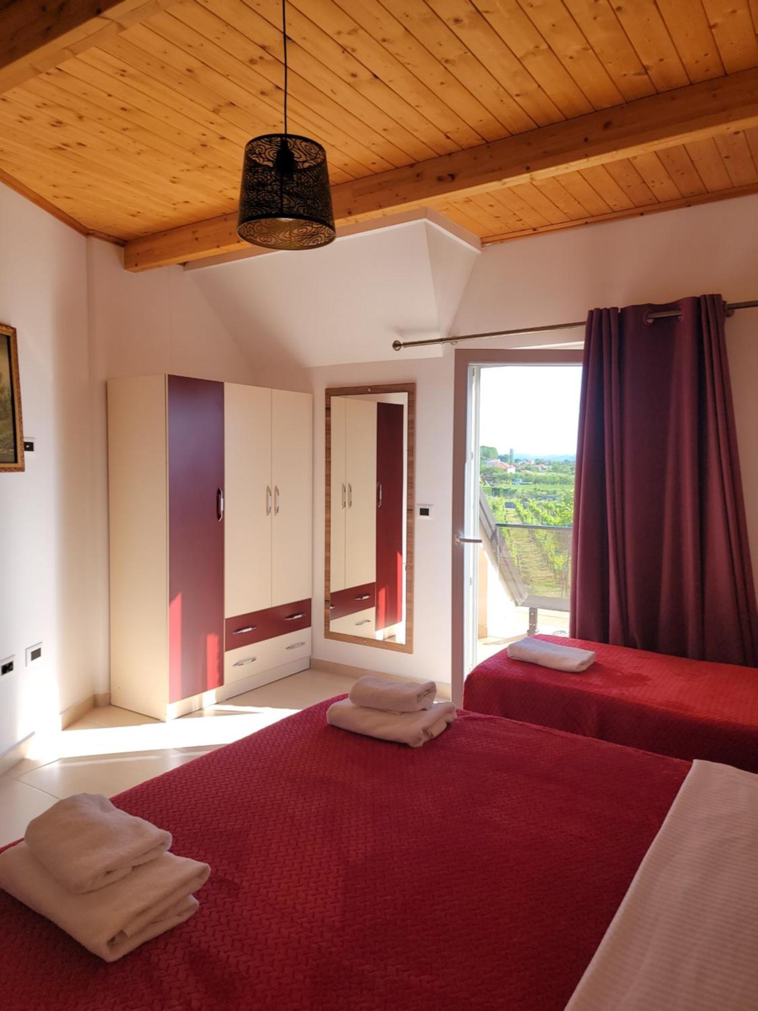 Lahuta E Vjeter Agroturizem Hotel Lac Exterior photo