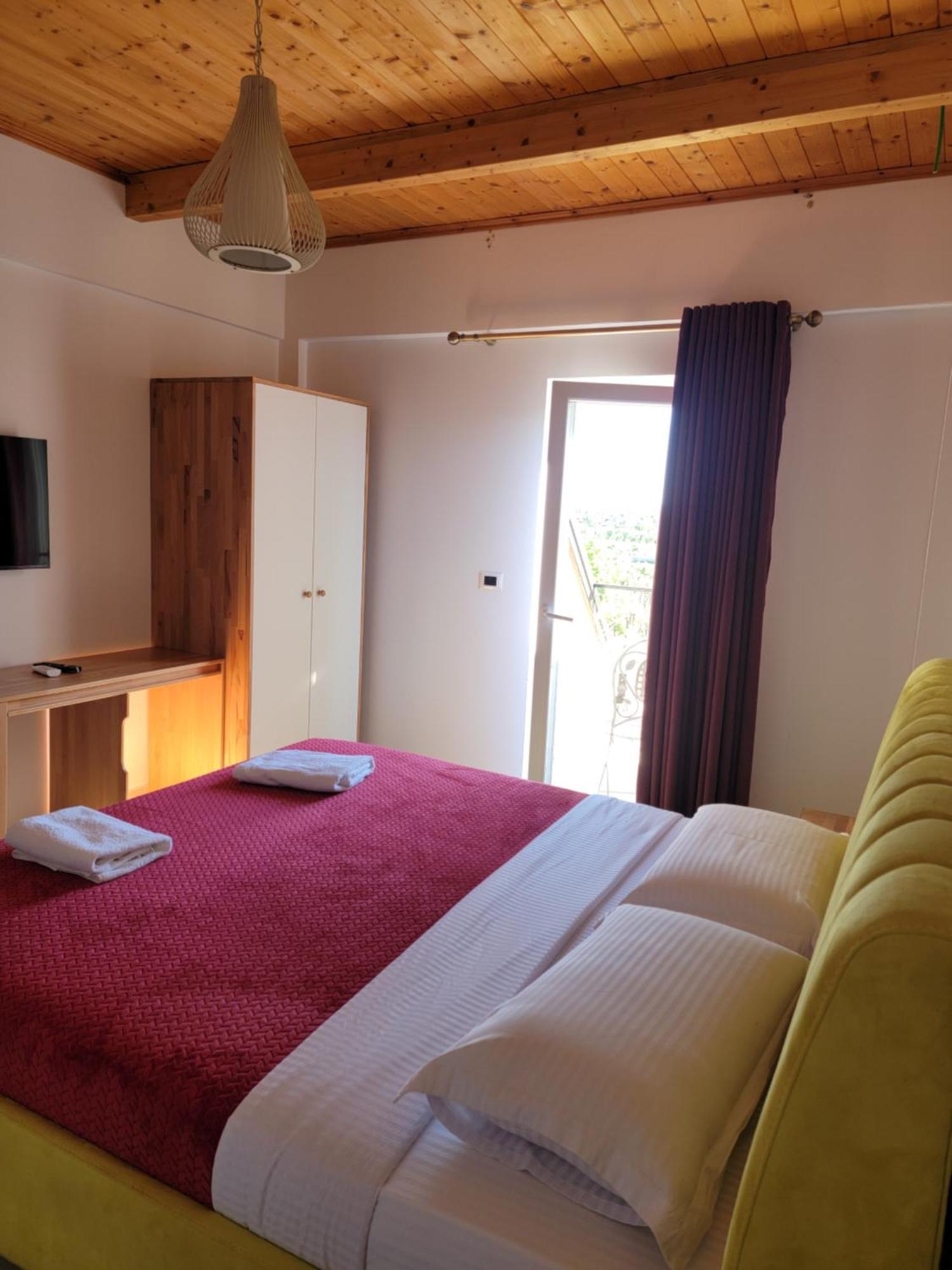 Lahuta E Vjeter Agroturizem Hotel Lac Exterior photo
